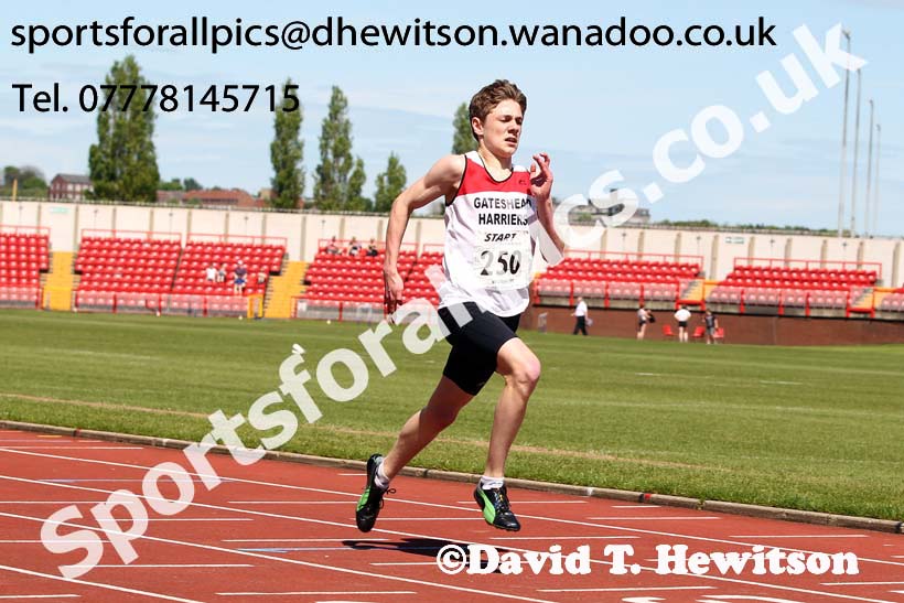 Under-15 boys 300 metres at the North Eastern Championships, Gateshead International Stadium.  Photos: David T. Hewitson/Sports for All Pics